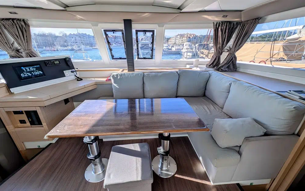 slider 9 Fountaine Pajot Lucia 40