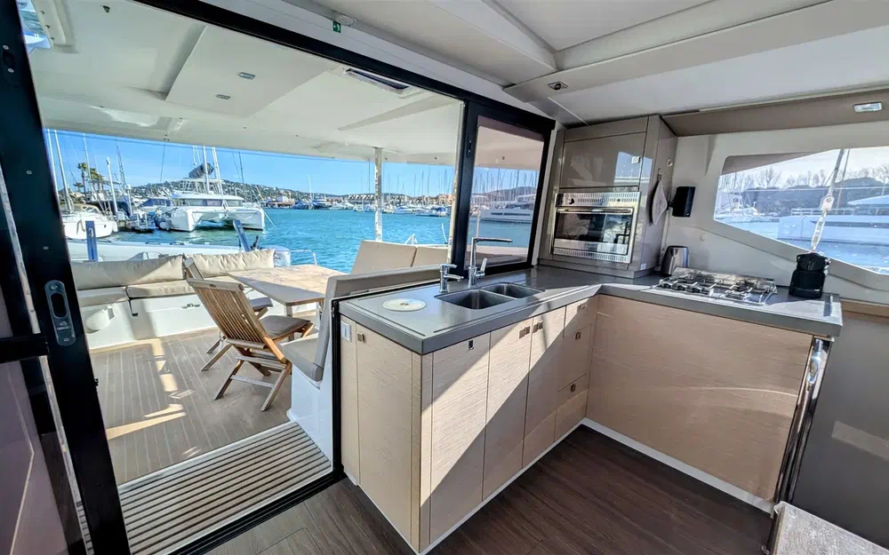 slider 7 Fountaine Pajot Lucia 40