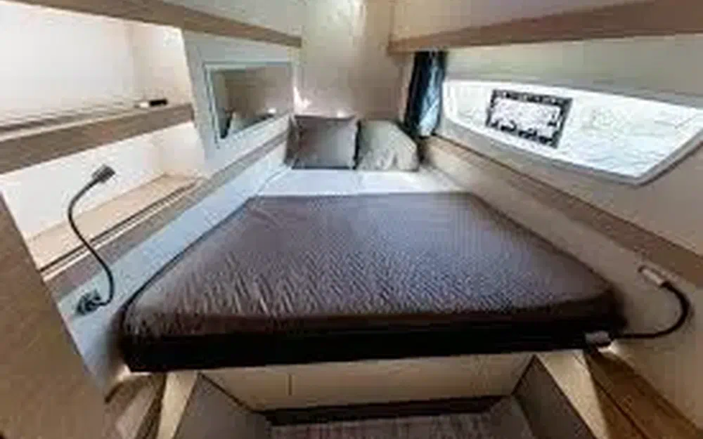 slider 12 Fountaine Pajot Lucia 40