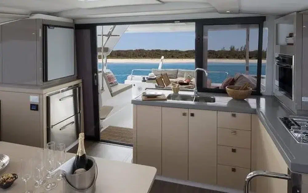 slider 8 Fountaine Pajot Lucia 40