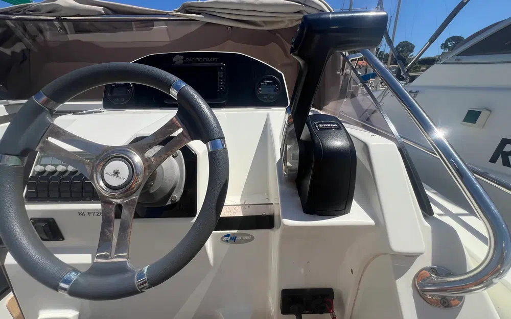 slider 33 Pacific Craft 650 SC
