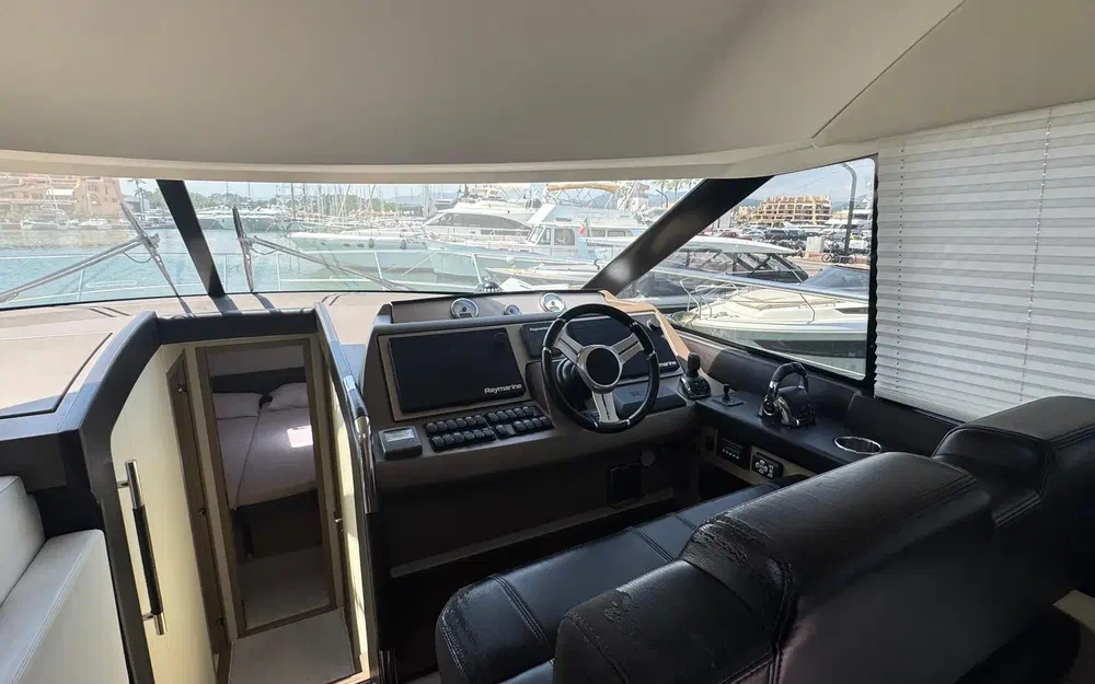 slider 16 Prestige Yachts 500 Fly