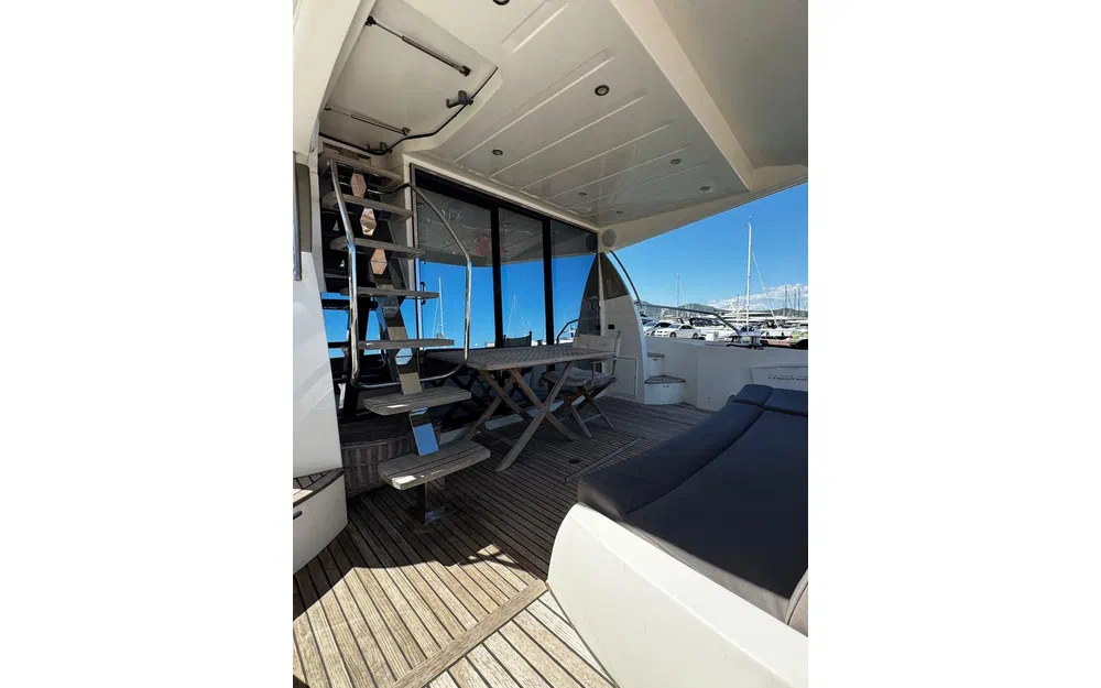 slider 1 Prestige Yachts 500 Fly
