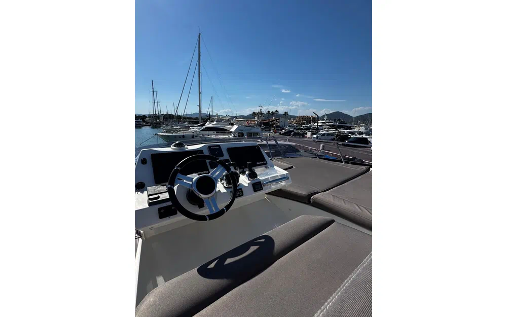 slider 4 Prestige Yachts 500 Fly