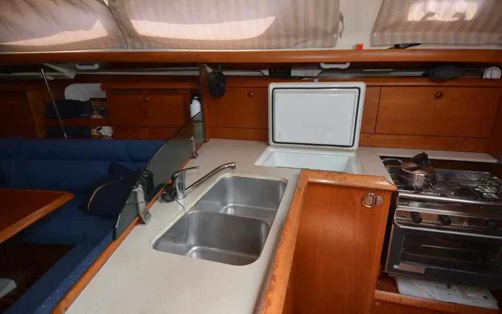 slider 10 Jeanneau Sun Odyssey 37