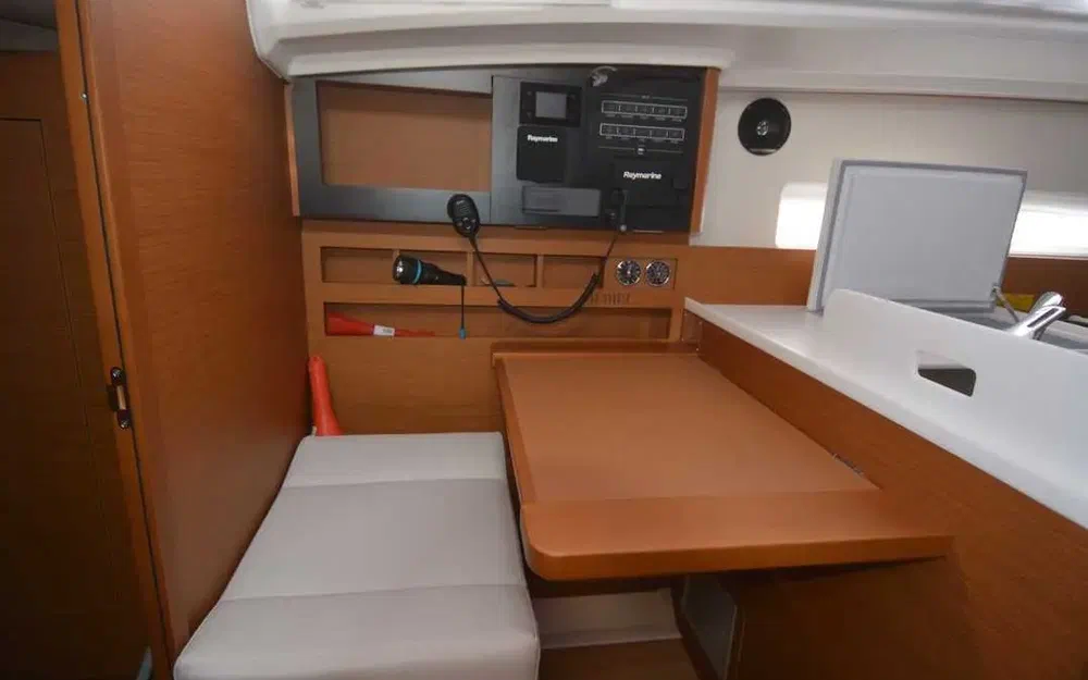 slider 10 Jeanneau Sun Odyssey 410