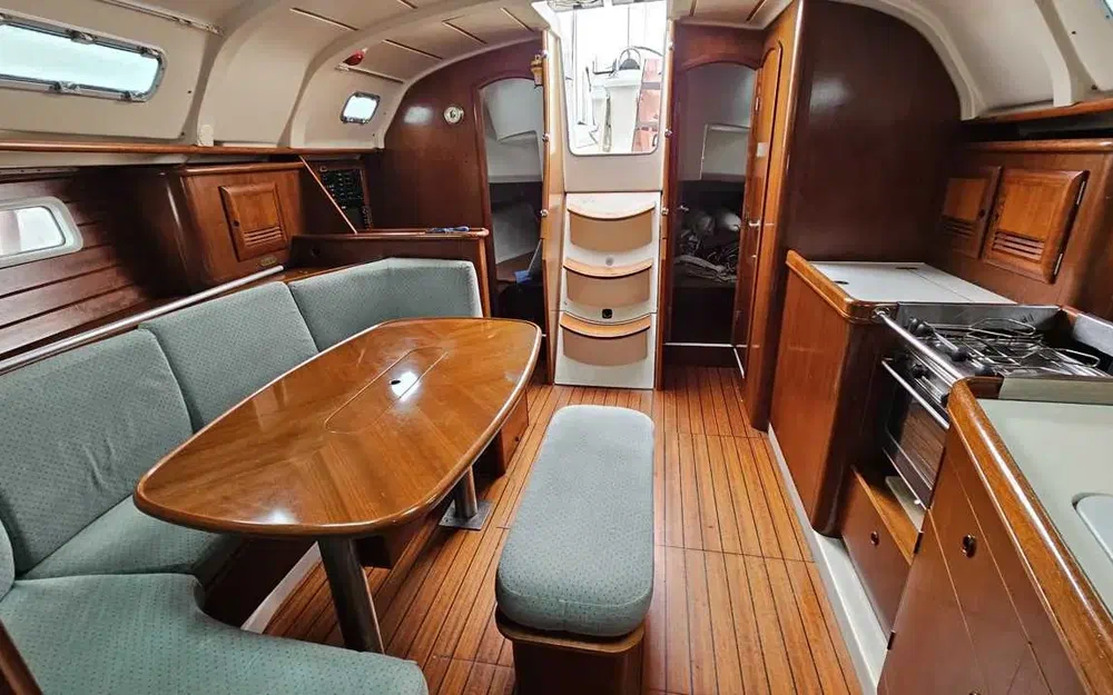 slider 1 Beneteau Oceanis 381