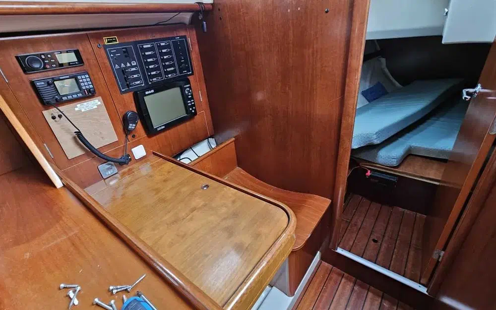 slider 4 Beneteau Oceanis 381