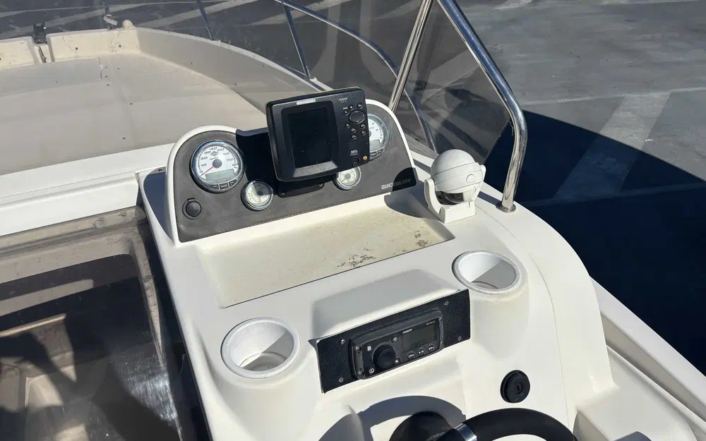 slider 6 Quicksilver 675 Sundeck