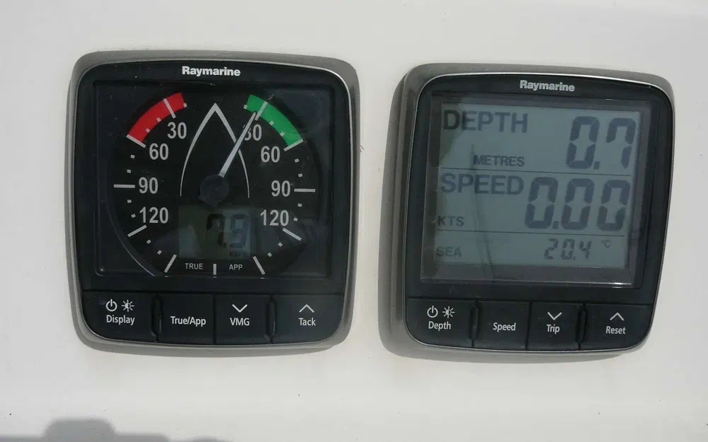 slider 6 Dufour 30 Classic
