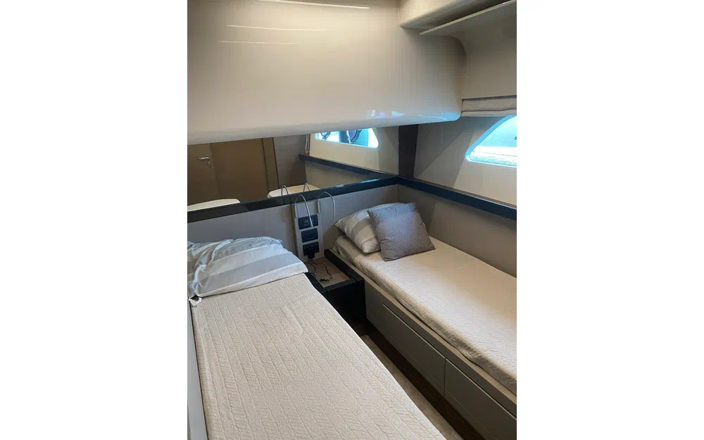 slider 16 Ferretti 550