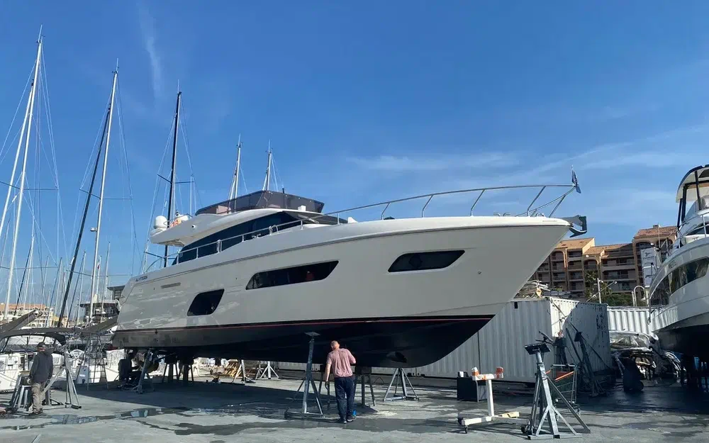 slider 28 Ferretti 550