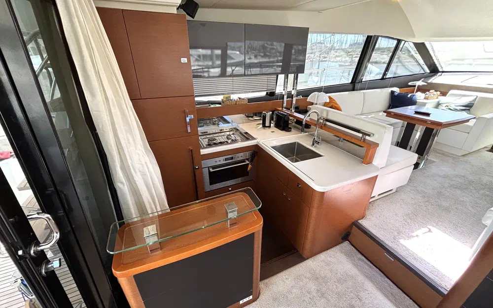 slider 10 Prestige Yachts 500 Fly