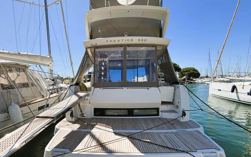 slider 1 Prestige Yachts 500 Fly