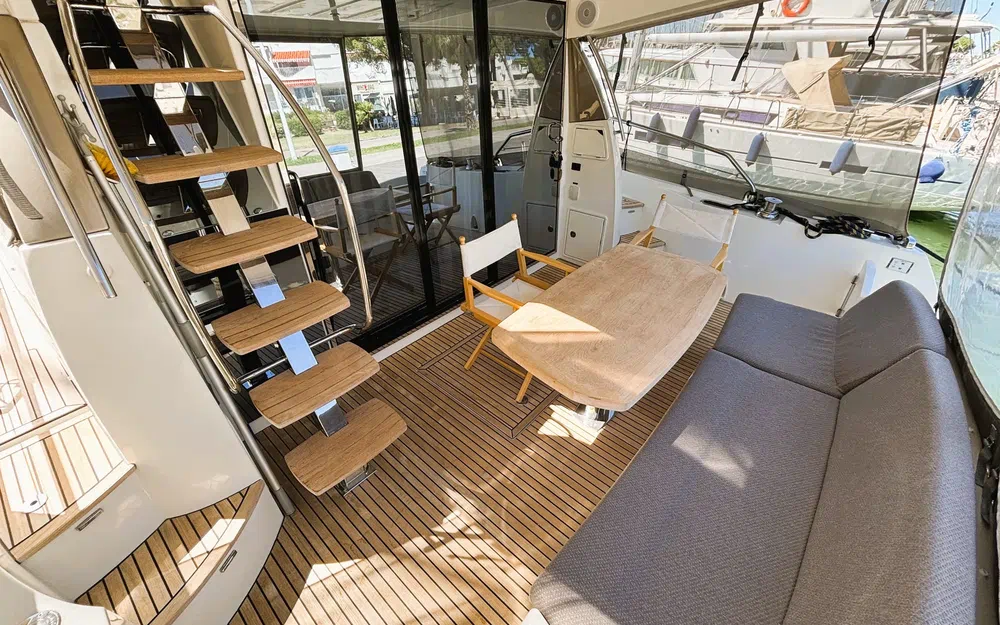 slider 2 Prestige Yachts 500 Fly