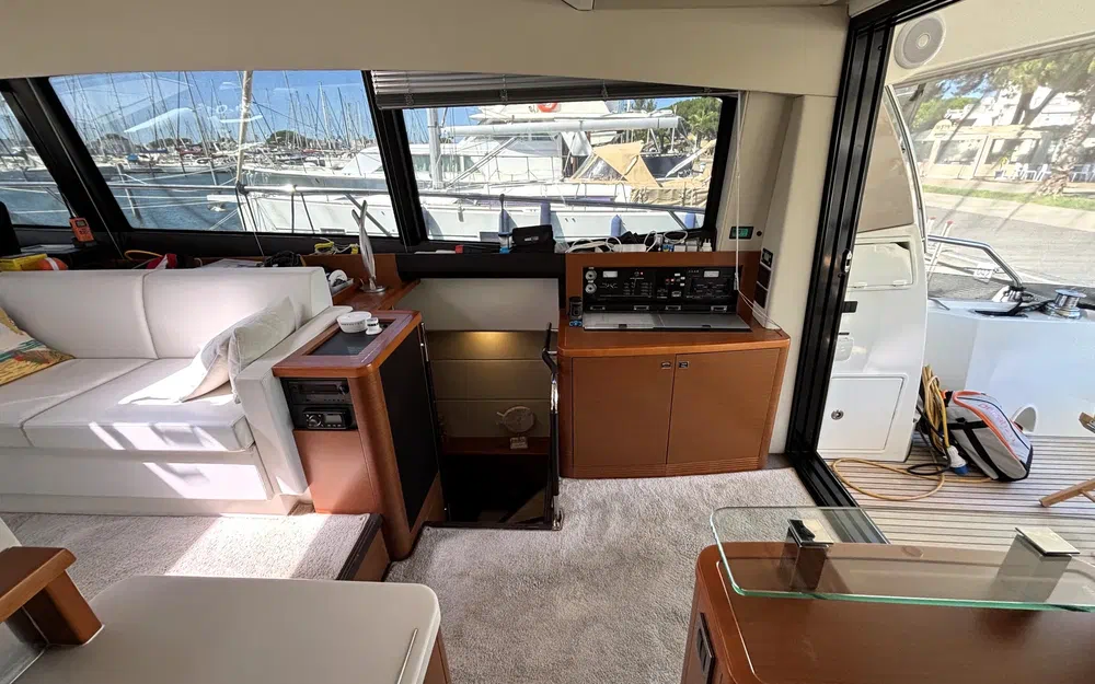 slider 8 Prestige Yachts 500 Fly