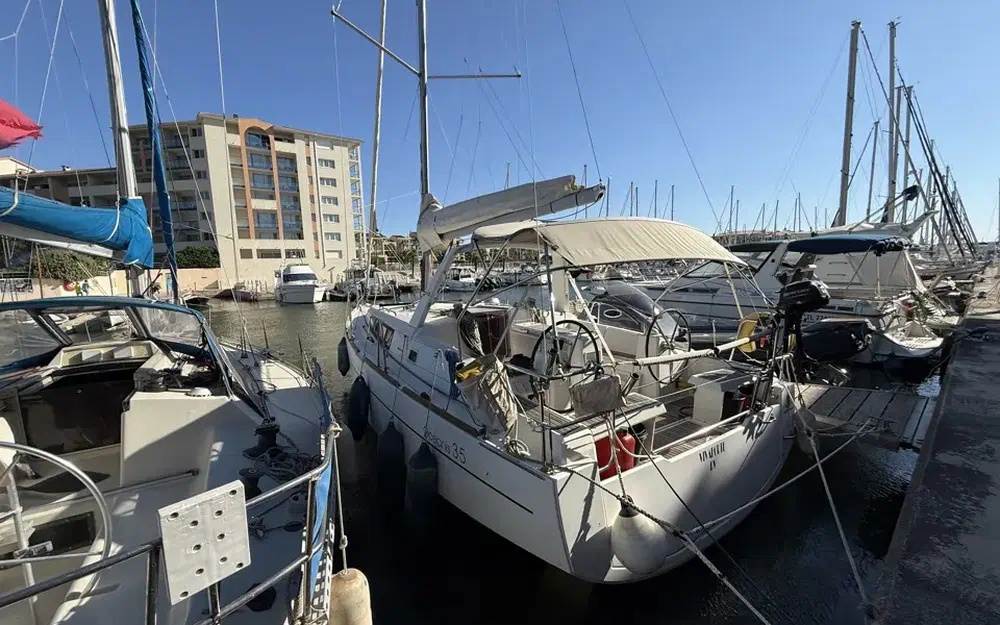slider 1 Beneteau Oceanis 35