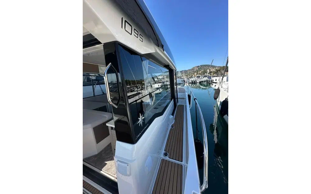 slider 11 Jeanneau Merry Fisher 1095 coupé