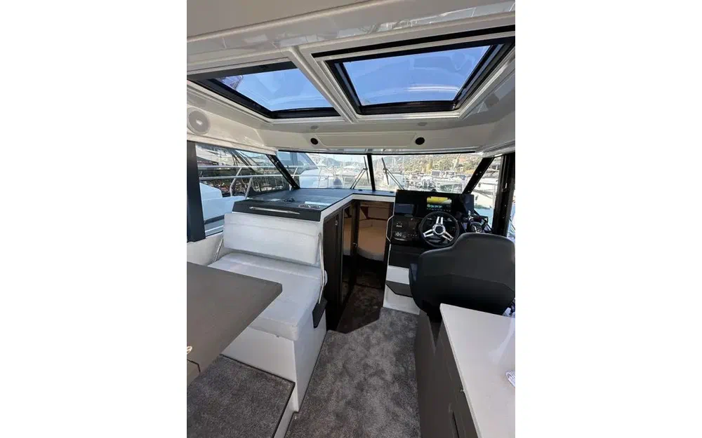 slider 4 Jeanneau Merry Fisher 1095 coupé