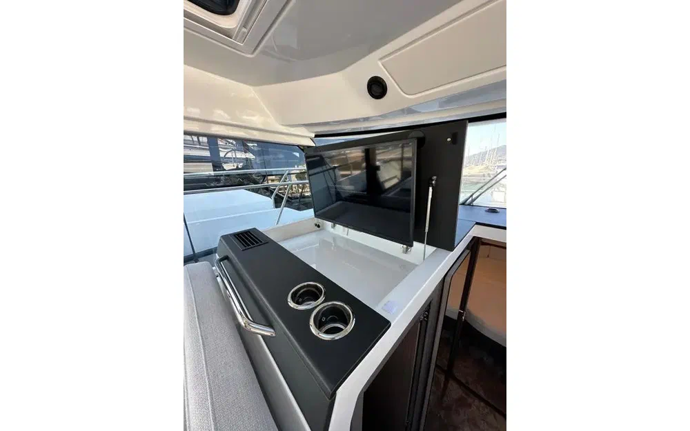 slider 6 Jeanneau Merry Fisher 1095 coupé