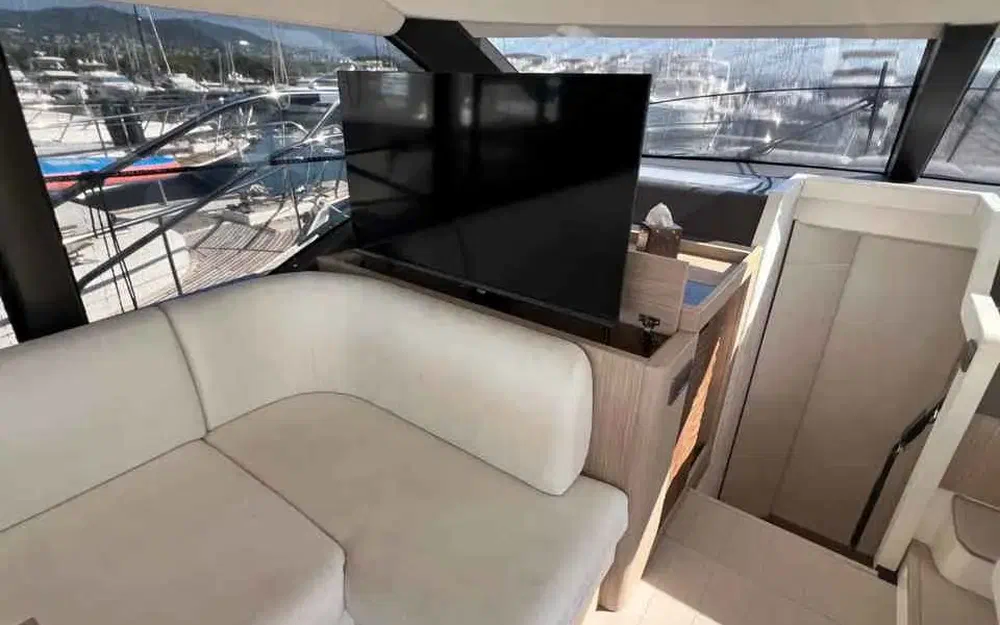 slider 10 Prestige Yachts F5.7