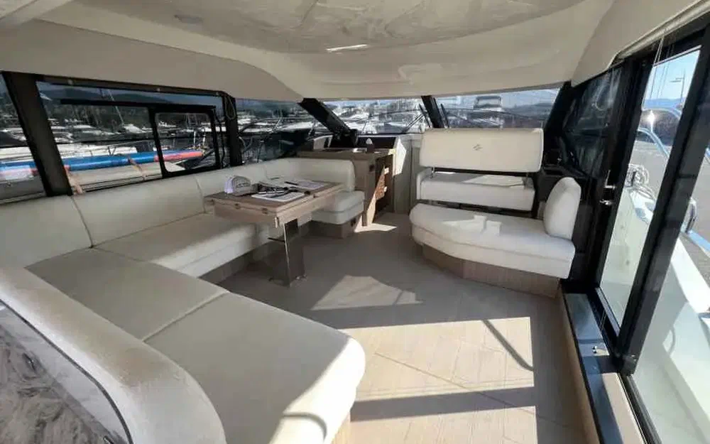 slider 8 Prestige Yachts F5.7