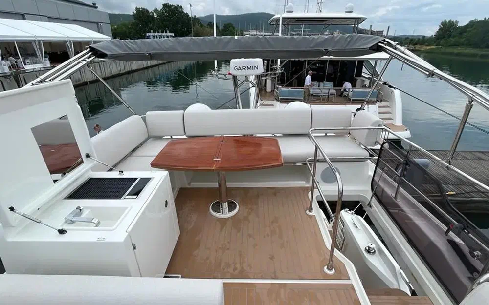 slider 13 Prestige Yachts F4.9