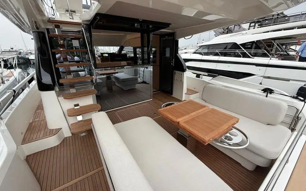 slider 1 Prestige Yachts F4.9