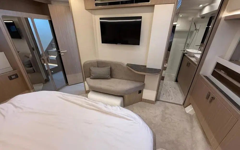 slider 6 Prestige Yachts F4.9