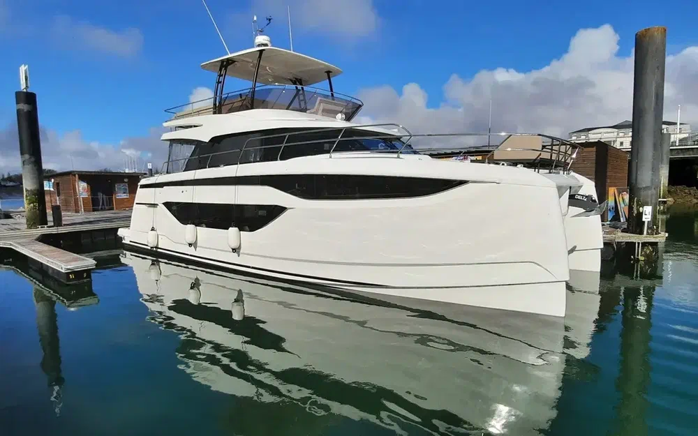 slider 0 Prestige Yachts M48