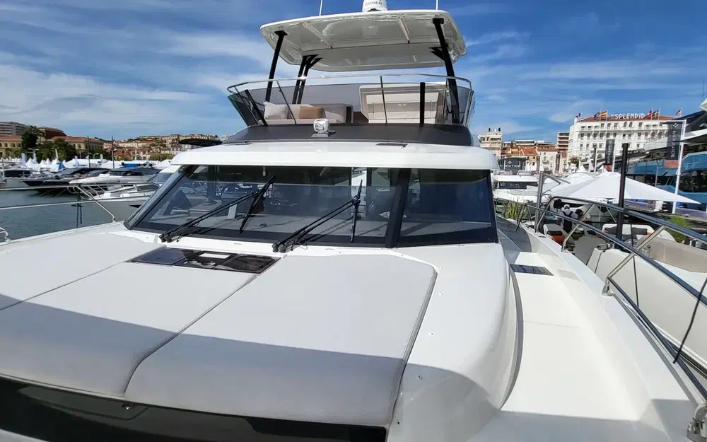 slider 1 Prestige Yachts M48