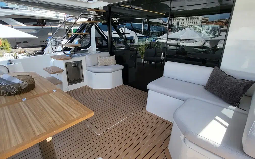 slider 6 Prestige Yachts M48
