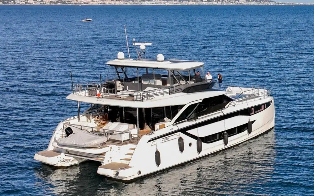 slider 0 Prestige Yachts M8
