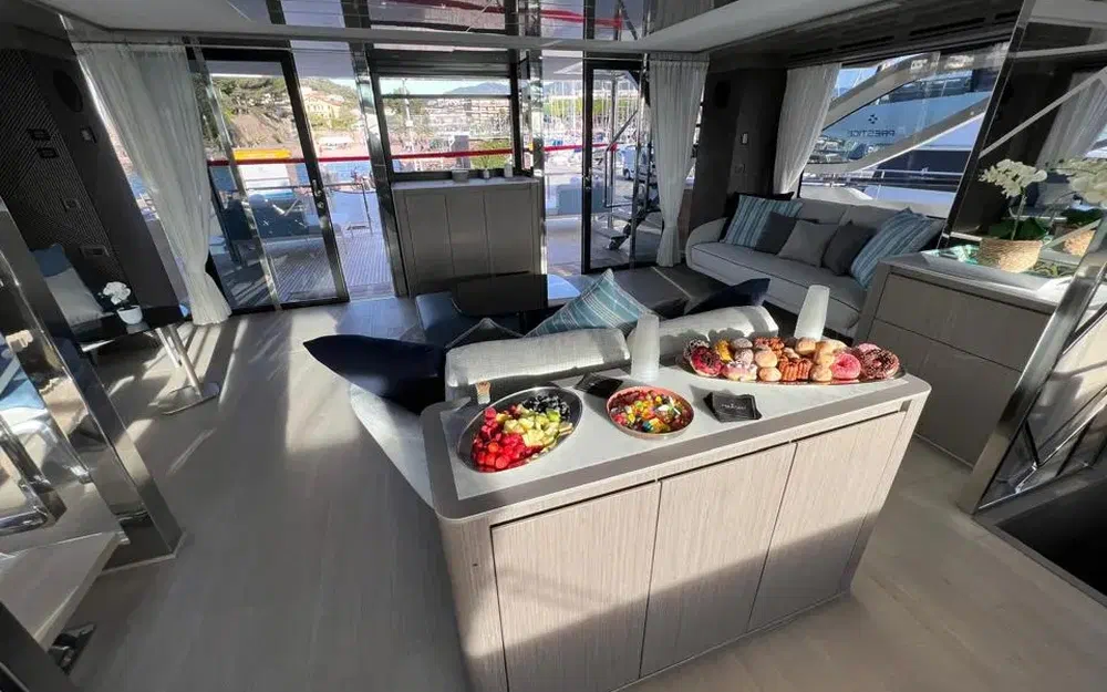 slider 12 Prestige Yachts M8