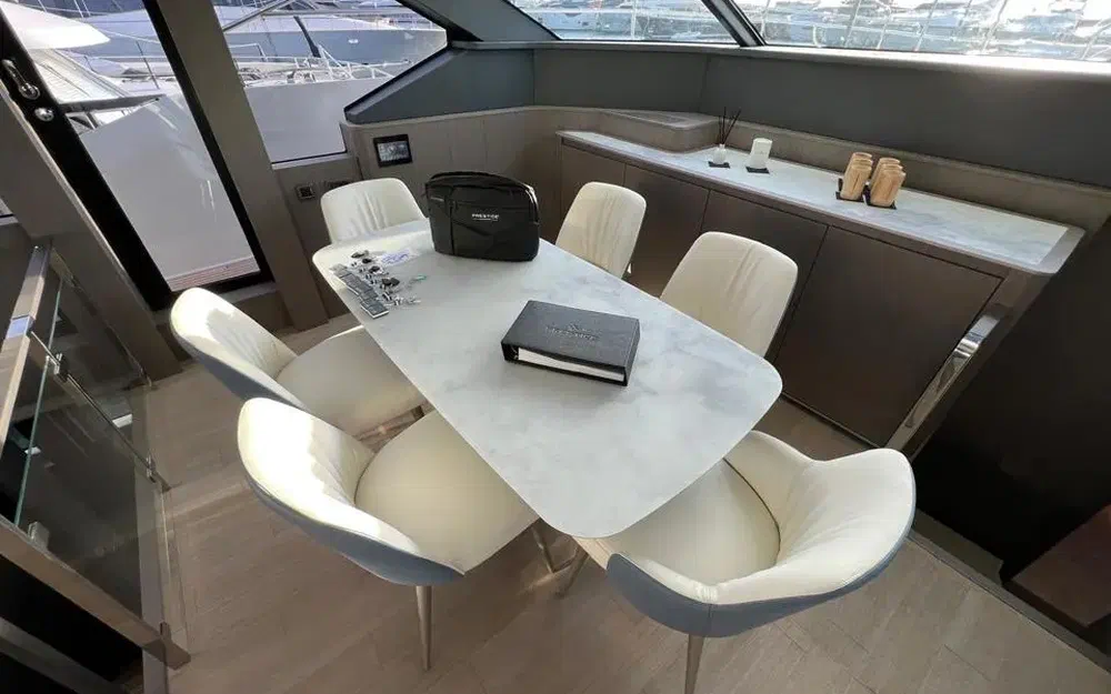 slider 13 Prestige Yachts M8