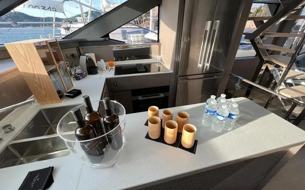 slider 14 Prestige Yachts M8