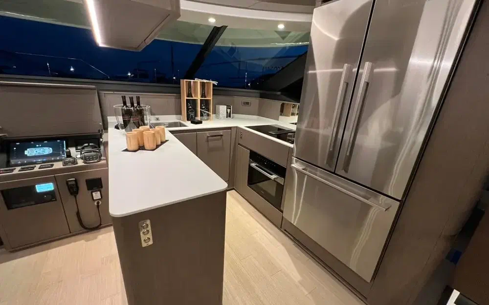 slider 15 Prestige Yachts M8