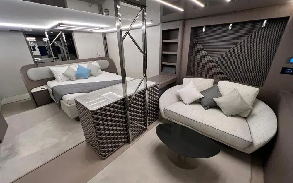 slider 18 Prestige Yachts M8