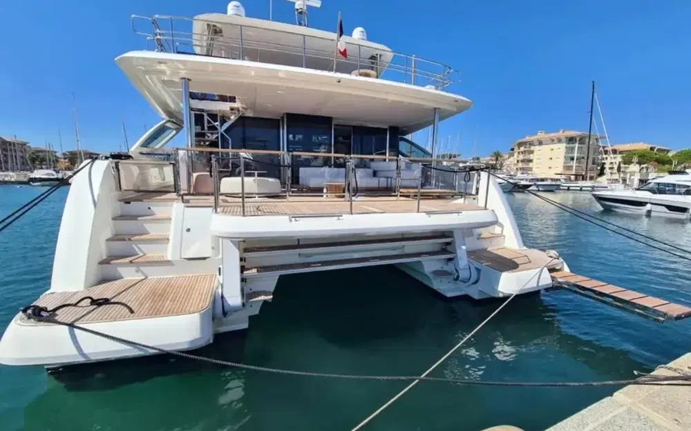 slider 1 Prestige Yachts M8