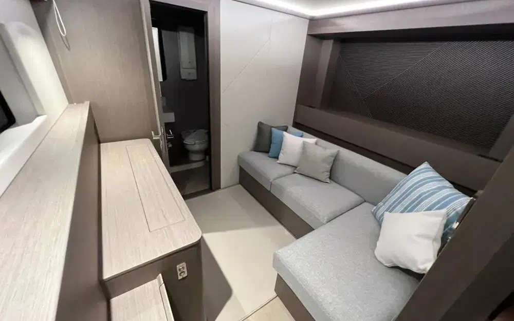 slider 23 Prestige Yachts M8