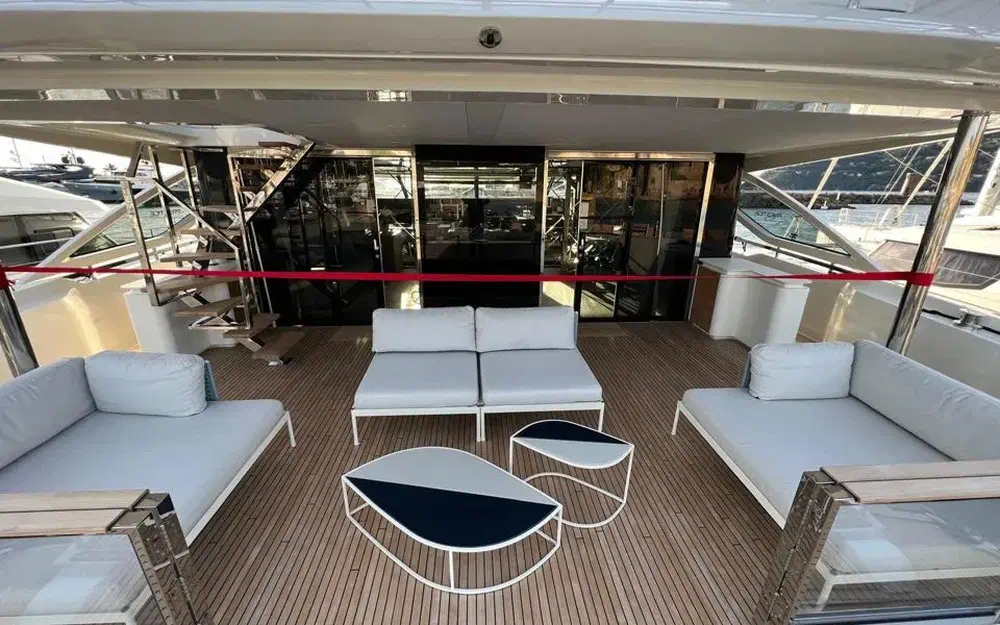 slider 2 Prestige Yachts M8
