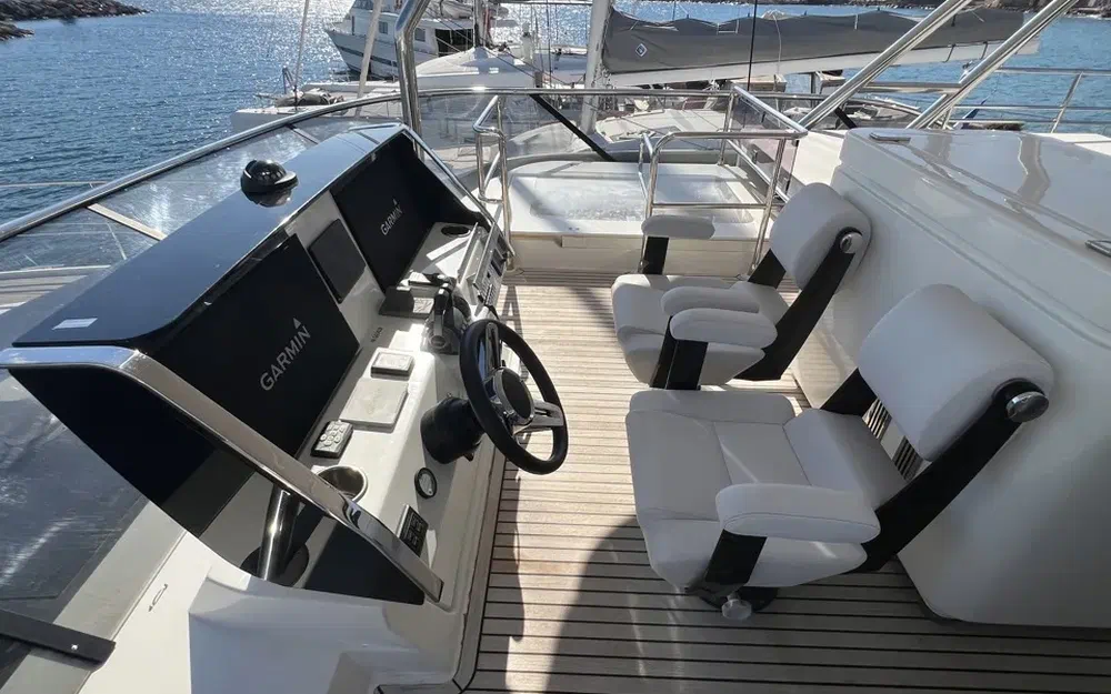 slider 30 Prestige Yachts M8