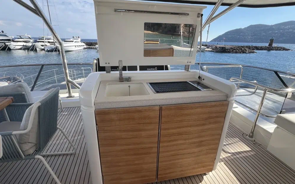 slider 31 Prestige Yachts M8