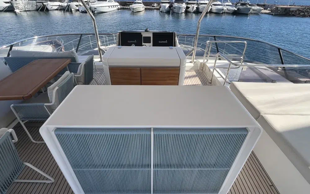 slider 32 Prestige Yachts M8