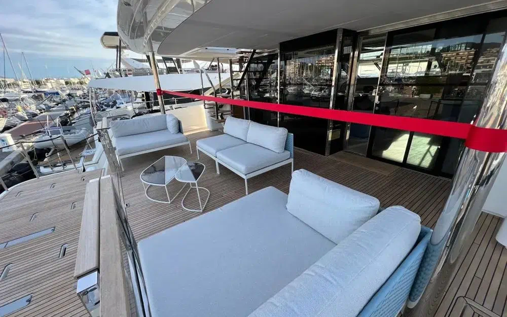slider 3 Prestige Yachts M8
