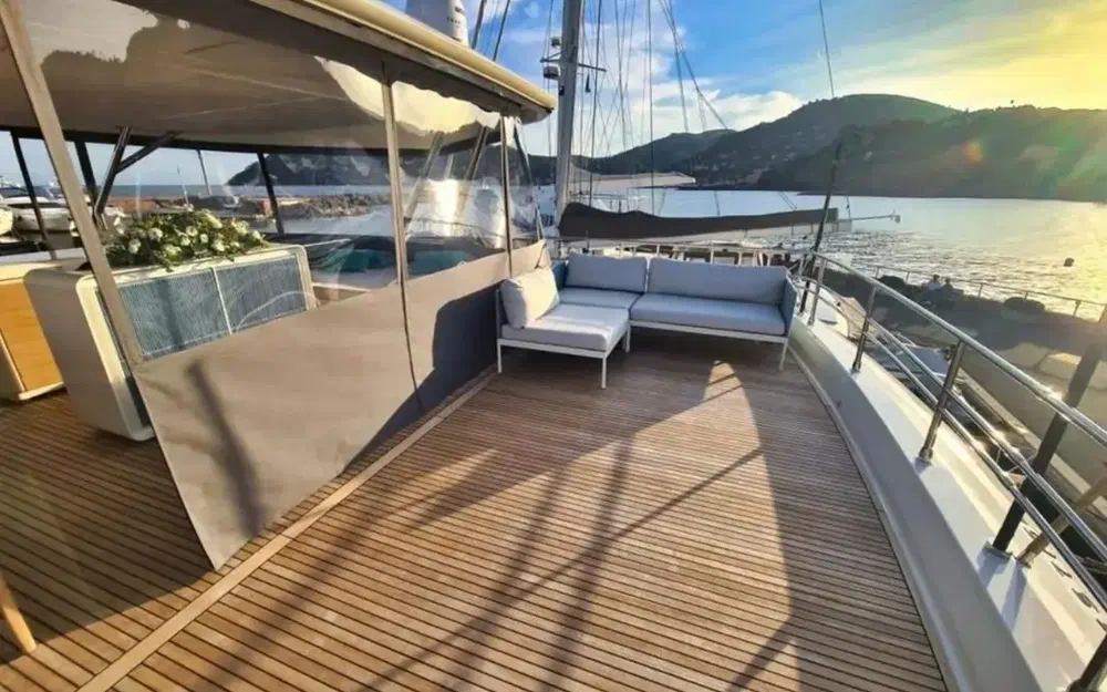 slider 7 Prestige Yachts M8