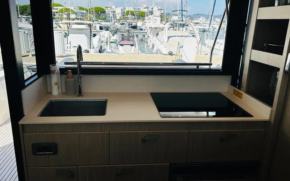 slider 18 Prestige Yachts F4.9