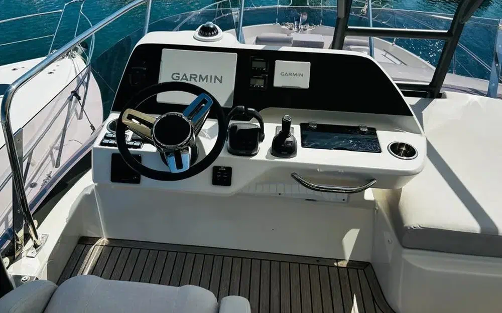 slider 5 Prestige Yachts F4.9