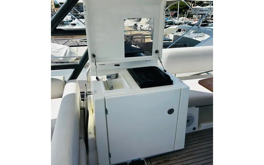 slider 7 Prestige Yachts F4.9