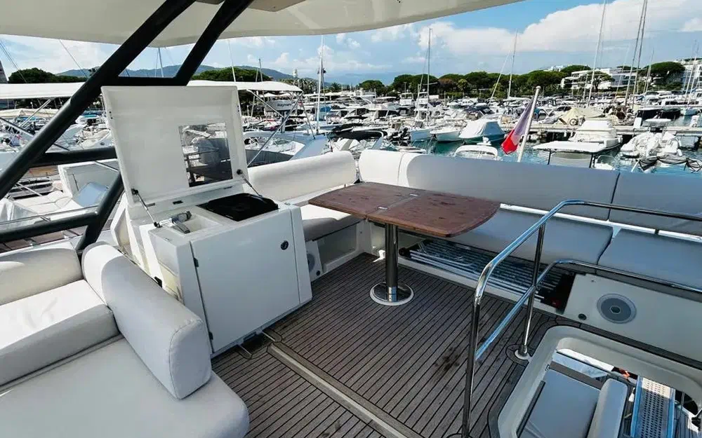 slider 8 Prestige Yachts F4.9